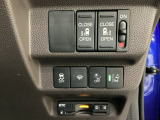 両側電動スライドドアは運転席から操作ができるよう、操作スイッチが付いています。その下にはETCがついています。高速道路の料金所の通過も楽々です!。 カードの取り出しもしやすい場所についています。
