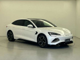 低いノーズは電気自動車だからこそ実現できるデザインです。