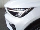 北欧神話に登場する、トールハンマールをモチーフにした、LEDヘッドライト。デイタイムランニングライト、ウインカー機能も併せ持ち、アクティブハイビーム機構と相まって、安全な夜間ドライブが可能です。