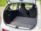 普段のお買い物や通勤、送迎等に十分な荷室スペースを確保しております。セカンドシートを倒すと、大きな荷物の積載も可能です♪