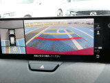 車両を上方から見たようなトップビューのほか、リアビューの映像をセンターディスプレイに表示します。また狭い場所での駐車や確認したいエリアの状況が直感的に把握しやすくなっています。