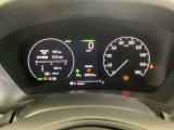 ハイブリット車専用のメーターです。右側の大型スピードメーターに加え、ステアリングスイッチを使って左のマルチインフォメーション・ディスプレイで燃費や動力伝達などの情報が見れるようになっています。