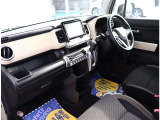 お車選びをお楽しみ頂けるよう、在庫車の展示スペースを十分に確保しております。