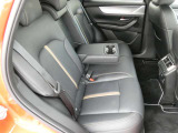 CX-60のシートには1段階のリクライニング機能があります。ヘッドレスト横のリクライニングレバーを引くことで角度調節ができます。