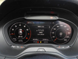重厚感と安定感があり、同時にダイナミックさも備えるAudiの走り。機能やデザインが革新的なメーター。