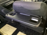 前席背面には格納式のテーブルを装備。