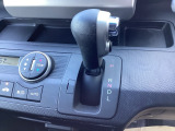 CVT車のセレクトレバーです。低速から高速まで、変速ショックのないスムーズな走りを実現するとともに、エンジン効率のよい領域を維持することで燃費にも貢献します。
