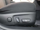 パワーシート搭載。微妙な調整が手軽にでき、ピッタリなポジションで運転することが可能です。
