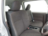 しっかりとしていて上質な座り心地のシートです。 座り心地も良くて長時間の運転も快適ですよ。 肌触りの良いシートが評判です。