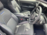 運転席のひじ掛けは安心して肘を預けることができ、運転中の緊張を和らげます。