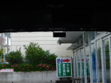後方からの接近車輌もしっかり記録できるドラレコ(後)が装着されております。後方の視界を遮ることの無いスリムサイズです。