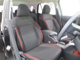 運転席側からの前席ビューです。内装色はブラック系ですので汚れも目立ちにくいです♪