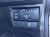 左側電動スライドドアは運転席から操作ができるよう、操作スイッチが付いています。VSA(ABS+TCS+横滑り抑制)解除スイッチなども装備しています。