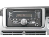 シンプル操作で分かりやすい純正CD・ラジオです。AUX端子も付属しています。ナビへの付け替えもお気軽にご相談ください。