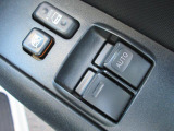 パワーウィンドウは運転席のスイッチのみオート機能も装備されております。ウィンドウロックも装備されています。