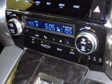 運転席・助手席・独立型オートエアコン。運転手とパートナー別々の温度設定が出来快適なドライブが楽しめます!!