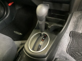CVT車のセレクトレバーです。低速から高速まで、変速ショックのないスムーズな走りを実現するとともに、エンジン効率のよい領域を維持することで燃費にも貢献します。