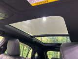 【大型サンルーフ】車内の解放感が一気に上がる大型のパノラマルーフ!季節を問わず開放的で快適なドライブをお楽しみいただけます。流通量も少なく希少価値の高い人気の装備です♪
