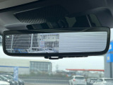 【スマートリヤビューミラー】後席の大きな荷物や同乗者で後方が確認しづらい時でも安心!カメラが撮影した車両後方の映像をルームミラー内に表示。クリアな視界で状況の確認が可能です!