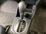 CVT車のセレクトレバーです。低速から高速まで、変速ショックのないスムーズな走りを実現するとともに、エンジン効率のよい領域を維持することで燃費にも貢献します。
