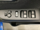 電動格納式リモコンドアミラーと、パワーウィンドウスイッチ等は運転席ドアにあります。
