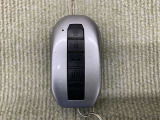 手荷物が多いときでも、スマートキーをバッグやポケットに携帯していれば、キーを取り出すことなくドアの解錠・施錠ができます