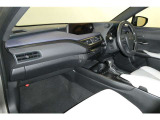 運転席周りのレイアウトをご覧ください。ナビゲーションが綺麗に装着されすっきり収まってますね!