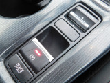 駐車時のブレーキは電気制御タイプになります。信号待ちなどでブレーキペダルから足を離せるブレーキホールドが付いております。