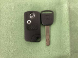 スマートキーを装備しています。鍵を差し込むことなくドアロックの開け閉めができます。通常のキーもスペアとして用意しております。