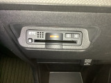 エアコンパネルの下にETCがついています。高速道路の料金所の通過も楽々です!。 カードの取り出しもしやすい場所についています。