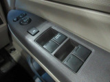 パワーウィンドウは運転席のスイッチのみオート機能も装備されております。ウィンドウロックも装備されているので、お子様と一緒の時も安心ですね。