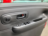 パワーウィンドウのスイッチです☆隣には電動格納ミラーの開閉スイッチがあり、ミラーの角度調整スイッチもあります☆簡単操作で扱いやすい☆