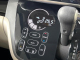 【オートエアコン】一度お好みの温度に設定すれば、車内の温度を検知し風量や温度を自動で調整。暑い…寒い…と何度もスイッチ操作をする必要はありません。快適な車内空間には必須の機能ですね♪