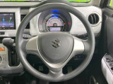 インテリアに合わせたデザインのステアリングは、運転される方のことも考え、運転しやすい形状、大きさです。是非一度、実際に触ってお確かめください。