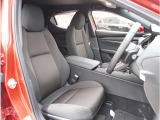 マツダ車のシートは人間工学に基づき設計されています。人の骨盤を支える様にシート内部の素材を研究し開発されていますのでロングドライブでも疲労を感じにくいのが特徴です☆