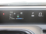 シンプルで見やすいデザインのメーターパネルです。車の情報が表示される大事な場所だからこそ見やすさが大切ですね。