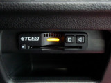 有料道路をキャッシュレスで通行できるETC車載器付きです。運転席足元に設置されています。ETCセットアップ費用は含まれておりません。別途必要となります。