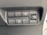 【アイドリングストップ】信号待ち等で、停車させると自動的にエンジンを停止し、再び走行するときは自動的にエンジンを始動することで、排気ガスの発生や騒音を抑制するとともに燃費を向上。キャンセルも出来ます。