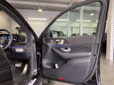 メルセデスのシートは、少し硬めに出来ておりますので、長時間の運転でも疲れにくく、安全にドライビングをお楽しみ頂けます