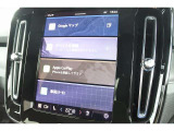 インストルメントパネルは僅かに運転席側へと傾けられているほか、余計なスイッチ類を可能な限り排し、運転に集中しやすい環境を造り出しています。