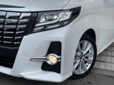 【LEDヘッドライト】悪天候や夜間走行時も良好な視界を確保し安心して運転できる高輝度LEDヘッドライトを装備!点灯速度が早く、消費電力も抑えられています。