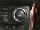 エンジンスタートスイッチです。キーが車内にあれば、エンジンの始動や停止はスイッチを押すだけ☆キーを取り出す手間を省き、ワンプッシュで操作できるので簡単でスムーズです。