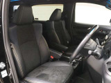 厚みのあるユッタリとしたシート、運転席も助手席もリラックスして座れます。