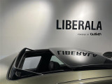 マットブラックにホワイトのLIBERALAのロゴの建物と看板が目印です。