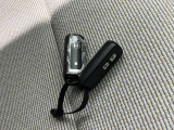 付いてて便利!とても人気の高い装備のスマートキーシステム。キーを携帯しているだけで、ドアロックの開閉並びにエンジンの始動が可能な装備です。