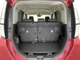【トランク】積み込みやすくて、たっぷり積める荷室です。シートアレンジできるものは、乗車人数と荷物の量や大きさによってシートを動かすことができるので、より快適なドライブが可能です!