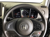 ステアリング右手側に安全運転支援機能のホンダセンシングをコントロールするスイッチを配置、視線を逸らすことなく運転に集中できます