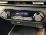 【オートエアコン】一度お好みの温度に設定すれば、車内の温度を検知し風量や温度を自動で調整。暑い…寒い…と何度もスイッチ操作をする必要はありません。快適な車内空間には必須の機能ですね♪