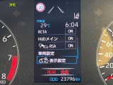 【カラーヘッドアップディスプレイ】現在の速度や走行情報をデジタル表示で運転席前方のガラスに投影!カラー付きで視認性も高く、運転中目線をずらさず必要な情報を確認できるのでとっても便利で安心!