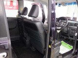 当店では専任のメカニックが大切なお客様のお車を一台一台丁寧に整備いたします。自社認証工場にてリフトアップし下回りまでキッチリ検査いたします。